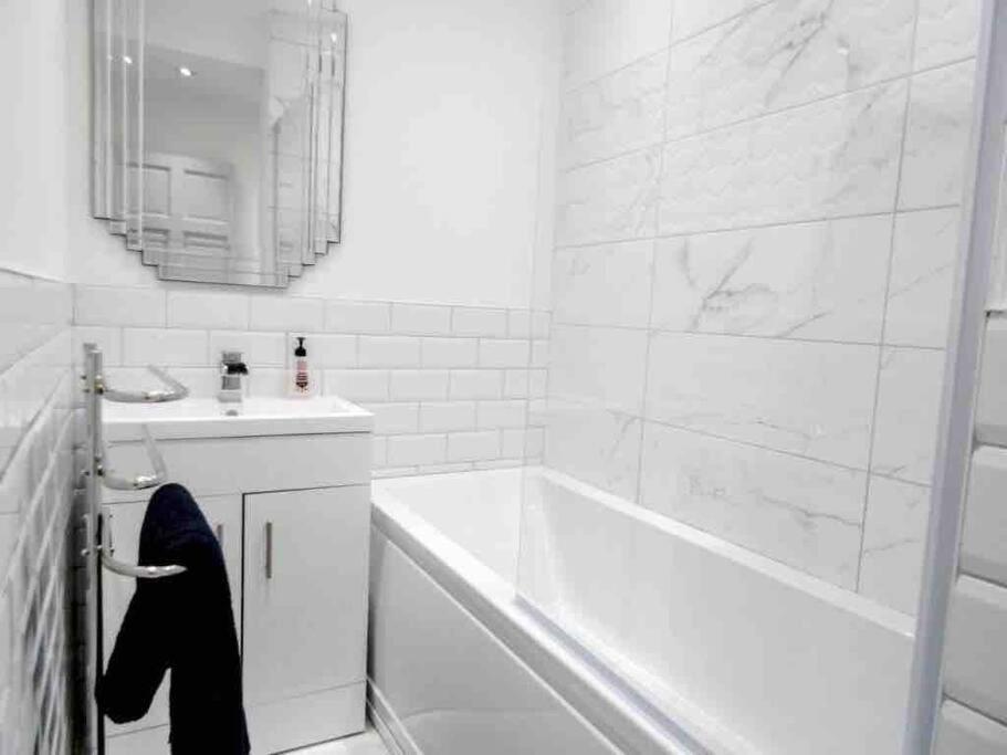 Spacious 4 Bed Rooms, Parking, Garden And Near Parks, Beaches And University Bournemouth Ngoại thất bức ảnh