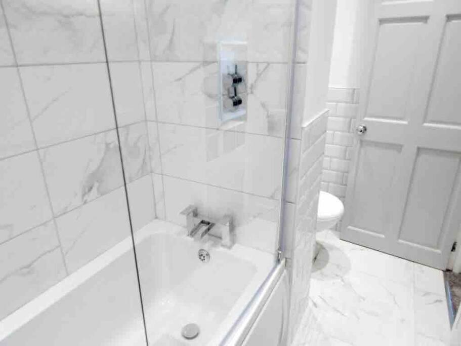 Spacious 4 Bed Rooms, Parking, Garden And Near Parks, Beaches And University Bournemouth Ngoại thất bức ảnh